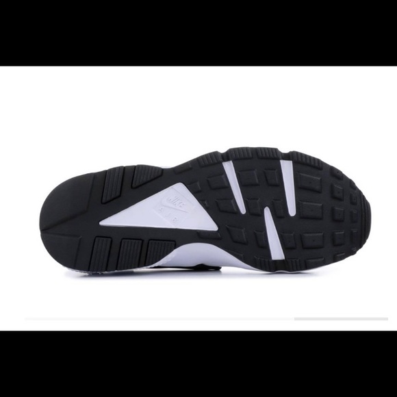 Nike Air Huaraches in “Persian Violet” - Picture 2 of 7